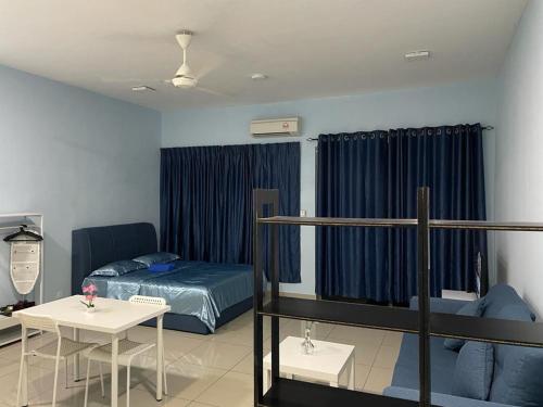 Cette chambre comprend un lit, une table et un canapé. dans l'établissement CQ28-SELF CHECK IN- Wifi- Netflix- Parking-New, 2017, à Cyberjaya