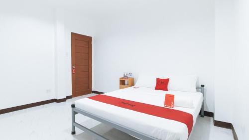 Gallery image of RedDoorz @ Don Martie Beach House Naic Cavite in Imus
