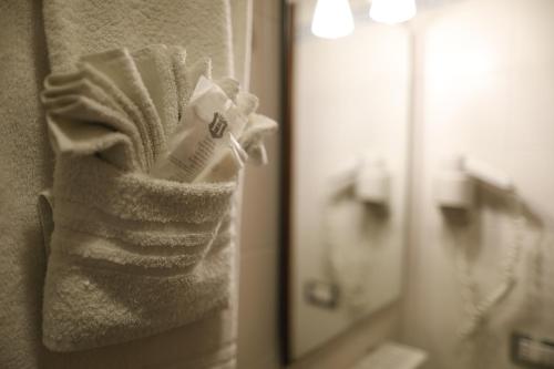 una toalla colgada en una pared frente a un espejo en B&B Del Corso en Catania