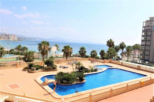 uitzicht op een zwembad in een resort bij 1B Mar II 1 dormitorio con vistas al mar in Calpe