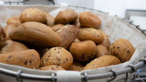 una cesta llena de mucha comida marrón en Schlossberghotel Oberhof, en Oberhof