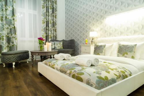 Una cama o camas en una habitación de HOUSEHOST Apartment: Bogusławskiego Street