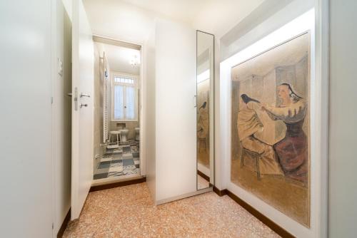 korytarz z obrazem na ścianie w obiekcie Ca' Longhi w Wenecji