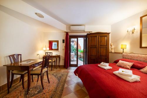 Pokój hotelowy z 2 łóżkami, stołem i biurkiem w obiekcie Ca' Longhi w Wenecji