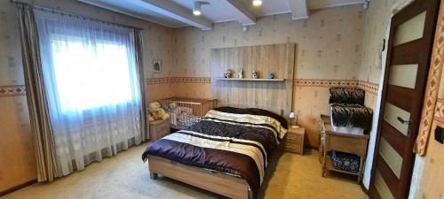 Tempat tidur dalam kamar di Chata u Górala
