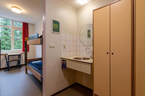 Kuchyň nebo kuchyňský kout v ubytování Stayokay Hostel Arnhem