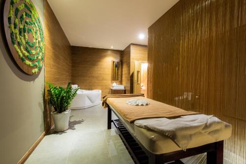 bagno con letto, vasca e lavandino di Muong Thanh Luxury Vien Trieu Nha Trang a Nha Trang
