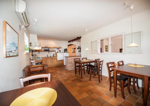 cocina y comedor con mesas y sillas en Hunseröds Bed & Breakfast, en Perstorp