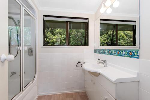Koupelna v ubytování Breezy on Broadview - Opua Holiday Home