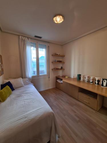 ein Schlafzimmer mit einem großen Bett und einem Fenster in der Unterkunft Dos Torres Boromir - Ubicación en el Corazón de la Ciudad in Saragossa