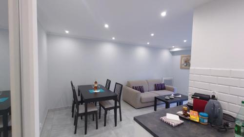 un salon avec une table et un canapé dans l'établissement Magnifique appartement à 10mn du Palais, à Cannes
