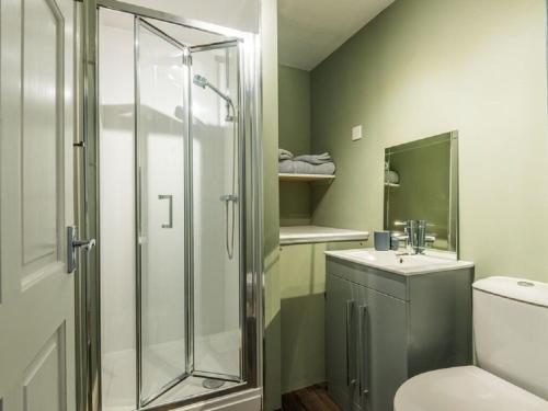 ハーディントンにあるNumber 70のバスルーム(シャワー、トイレ、シンク付)