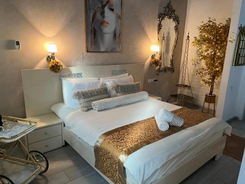 Een bed of bedden in een kamer bij אחוזת שקד