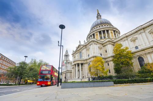 ロンドンにあるスティル ライフ セント ポールズ エグゼクティブの建物前赤二階バス