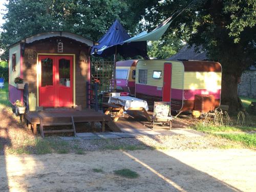 ein paar Wohnwagen nebeneinander geparkt in der Unterkunft La Roulotte CHAINOUX in Bains-sur-Oust