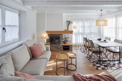 Khu vực ghế ngồi tại Val de Ruda Luxe 68 by FeelFree Rentals