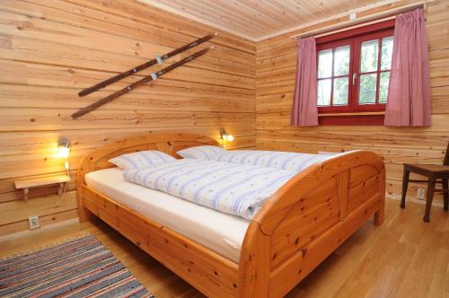 a bedroom with a bed in a log cabin at Galå Fjällgård in Galåbodarna