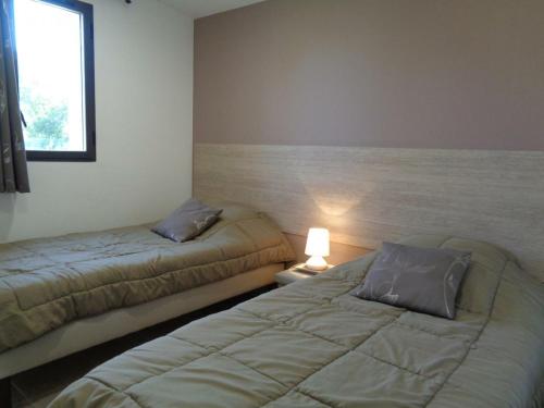1 dormitorio con 2 camas y ventana en Gîte Veauchette, 3 pièces, 4 personnes - FR-1-496-88, en Veauchette