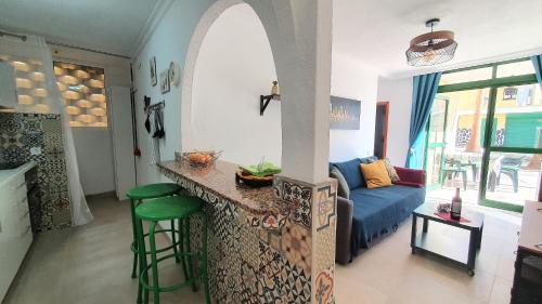 salon z kanapą i kuchnią z blatem w obiekcie Mint Apartment w mieście San Bartolomé