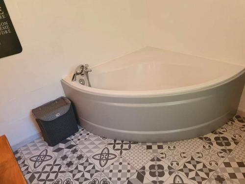 Cette chambre dispose de carrelage et d'une baignoire. dans l'établissement Maison de Vacances, à Tursac