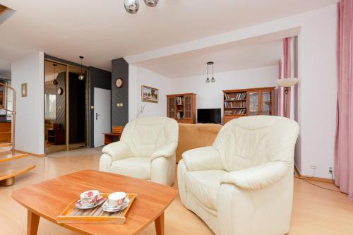 Posedenie v ubytovaní Duplex Apartment near the Airport by Noclegi Renters