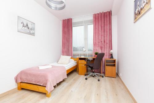 Posteľ alebo postele v izbe v ubytovaní Duplex Apartment near the Airport by Noclegi Renters
