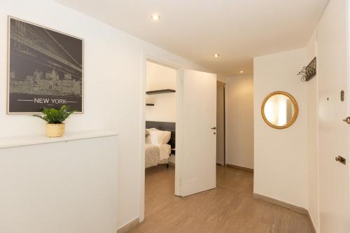 einen weißen Flur mit einem Schlafzimmer und einem Spiegel in der Unterkunft Parioli Garden-Rental in Rome in Rom