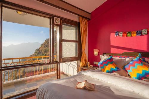 Postel nebo postele na pokoji v ubytování goSTOPS Mussoorie, Picture Palace