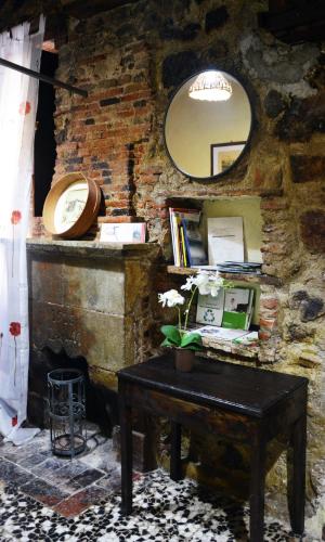 a stone wall with a table and a mirror at Il Castello in Viggiano