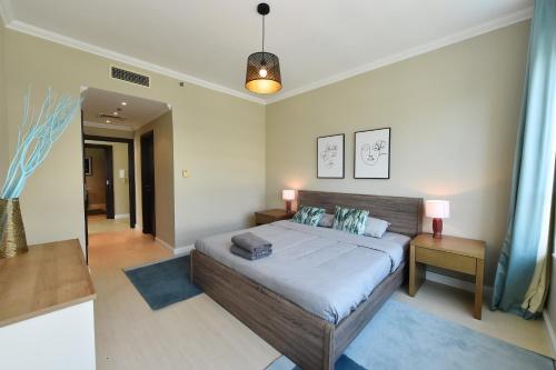 1 dormitorio con 1 cama grande en una habitación en 2-BR Marina View Retreat at Marina Quays - DSY, en Dubái