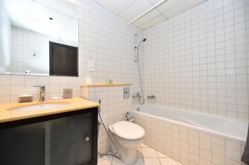 y baño con aseo, lavabo y bañera. en 2-BR Marina View Retreat at Marina Quays - DSY, en Dubái