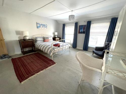 Schlafzimmer mit einem Bett, einem Tisch und Stühlen in der Unterkunft Pebble Beach in Deal