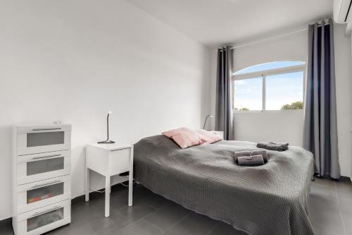 1 dormitorio con cama, escritorio y ventana en 1 bedroom in Verano Azul, Free Wi-fi, en Nerja