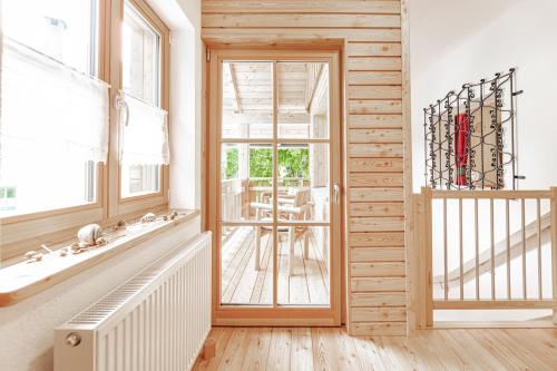 Habitación con puerta de madera y balcón. en Ferienhaus Spitzenhof - Urlaub am Bauernhof en Mooslandl