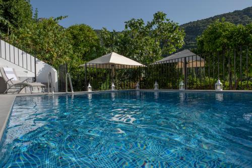 una grande piscina con acqua blu di Stunning 4-Bed House in Benamahoma a Benamahoma