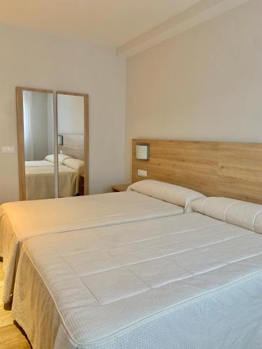 Ένα ή περισσότερα κρεβάτια σε δωμάτιο στο Hostal Guadiana