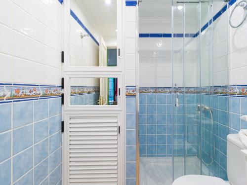 a bathroom with a shower and a toilet at Amarre Port in Puerto de Mogán