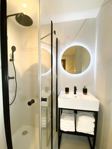 une salle de bain avec un lavabo et une douche dans l'établissement WHITE HOUSE DHAVERNAS - FREE PARKiNG - PROCHE CENTRE, à Amiens