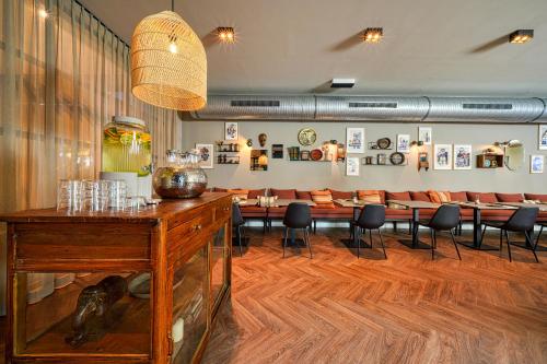 a restaurant with tables and chairs in a room at Vienna House Easy by Wyndham Bonn City in Bonn