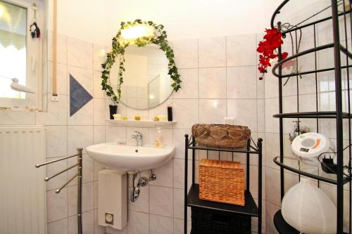 uma casa de banho com um lavatório e um espelho em Apartment captain's cabin, Dornumersiel em Dornumersiel