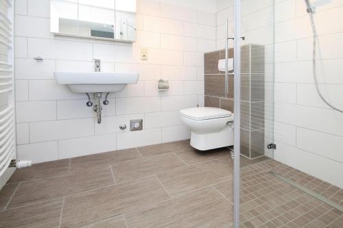 uma casa de banho com um WC, um lavatório e um chuveiro em Holiday home Seeblick, Fürstenwerder em Fürstenwerder