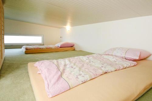 um quarto com 2 camas e uma janela em Holiday home Seeblick, Fürstenwerder em Fürstenwerder