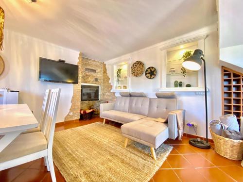 a living room with a couch and a table at Artisan´s Guest House in Óbidos