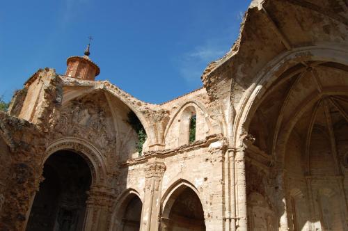 an old stone building with a tower and an archway at Suite Rural Carenas in Carenas