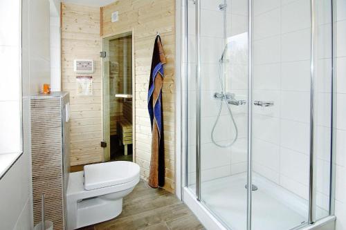 a bathroom with a shower and a toilet at Doppelhaushälfte Sprotte am Breetzer Bodden in Vieregge in Vieregge