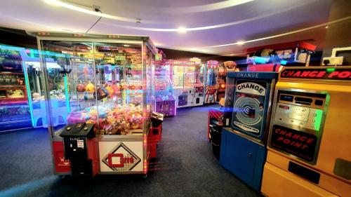 a room with arcade games and a video game at 5 Geranium, Holiday Home in Oakdene Forest Park in Ferndown