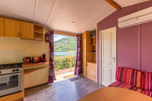 Η κουζίνα ή μικρή κουζίνα στο Camping le Mas de Riri