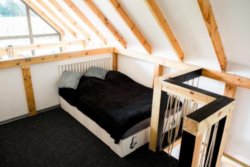 Un pat sau paturi într-o cameră la Nowe domy na Mazurach- Totutaj Wejsuny