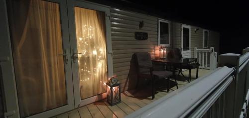 a balcony with a table and a dining room at 5 Geranium, Holiday Home in Oakdene Forest Park in Ferndown