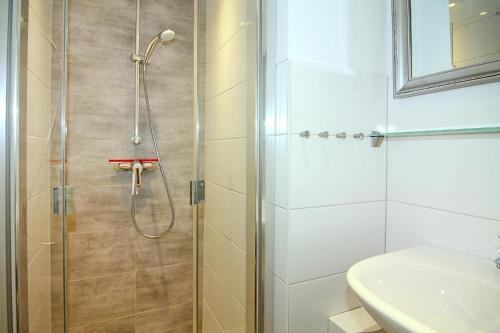 y baño con ducha, aseo y lavamanos. en Apartment, St Peter-Ording, en Sankt Peter-Ording